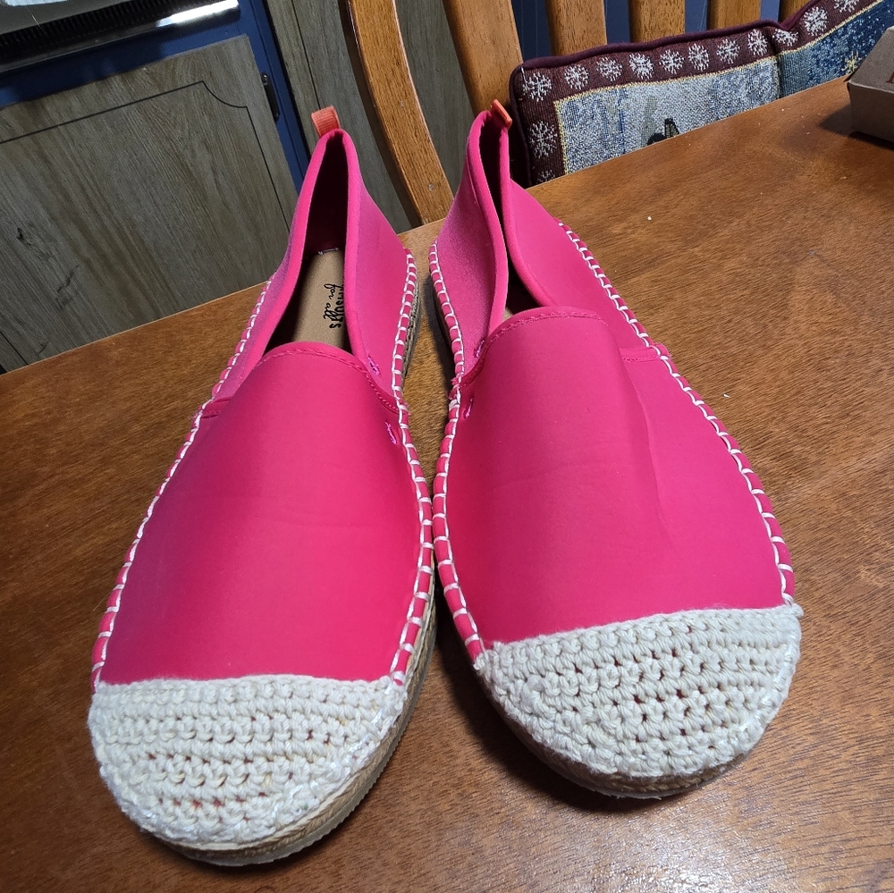 Women's size 10.m Redish Pink Slip On Shiess